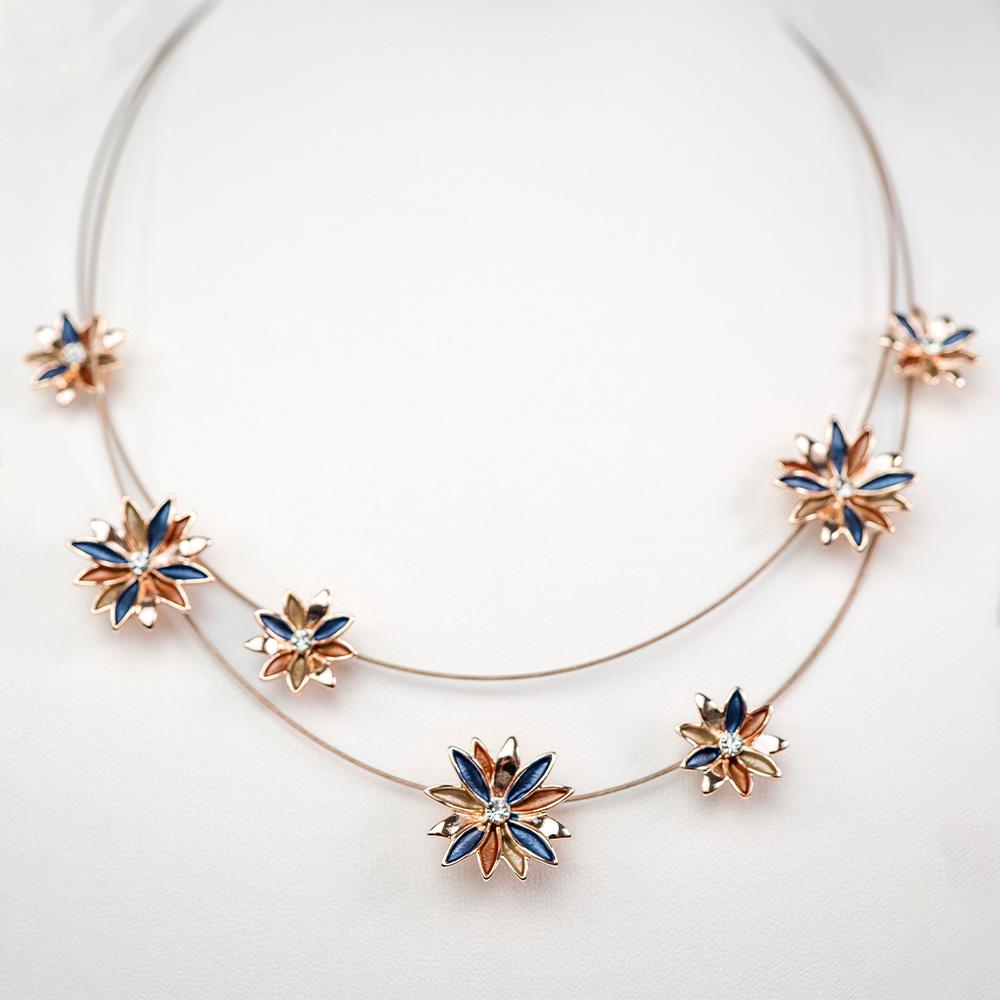 Collana-girocollo-doppio-filo-con-margherite-dipinte-a-mano-e-strass