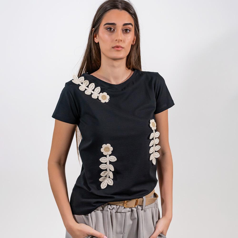 T-Shirt Nera con inserto floreale